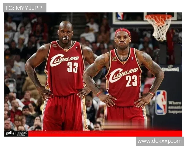 足球巨星与詹姆斯联手共创传奇时刻体育竞技历史的新篇章 足球巨星与詹姆斯联手共创传奇时刻体育竞技历史的新篇章